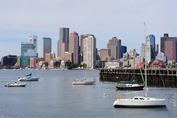 Městské panorama s lodí — Stock fotografie
