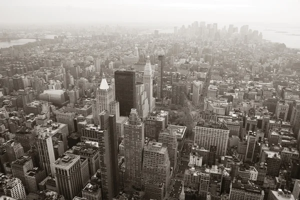 ニューヨーク市マンハッタン スカイライン上空表示黒と白 — ストック写真