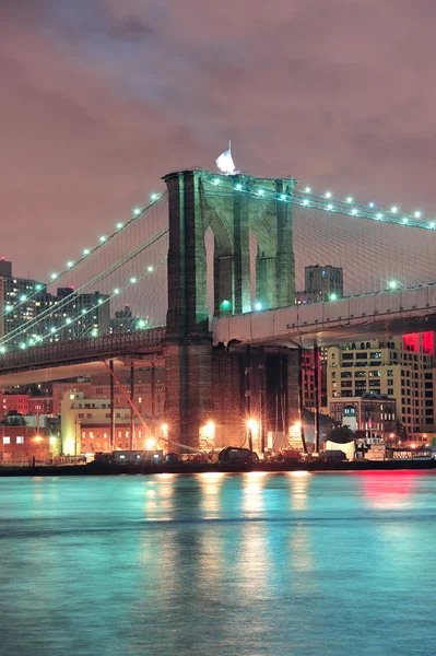 Ночная сцена городского моста — стоковое фото