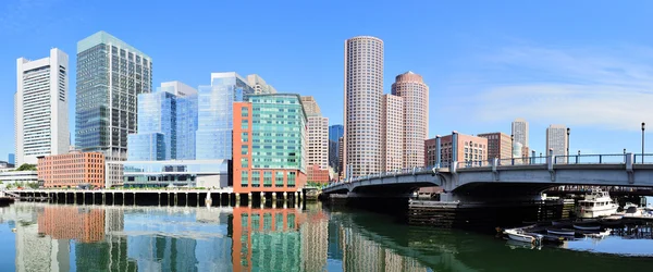 Horizonte de Boston sobre a água — Fotografia de Stock