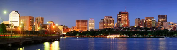 在晚上的波士顿查尔斯河 — 图库照片