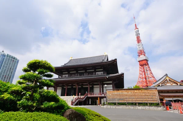 Wieża Tokyo Tower i świątynia Zojo-ji w Tokio — Zdjęcie stockowe