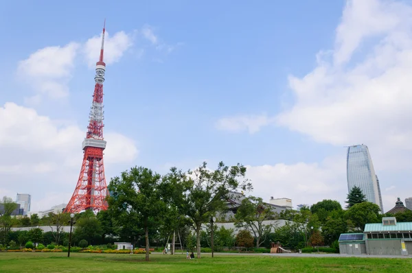 Tokyo Tower y Shiba Park en Tokio, Japón. Tomado en verano de 2011 . — Foto de Stock