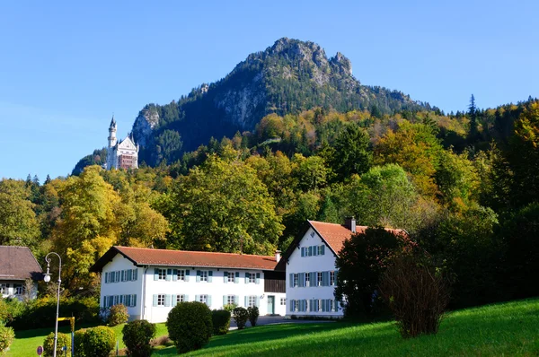 Schloss Neuschwanstein und Dorf hohenschwangau — Stockfoto