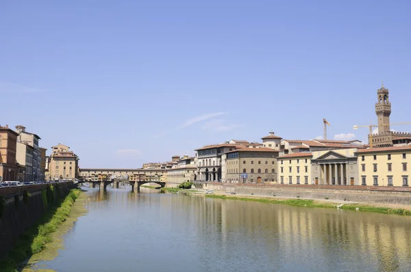 Река Арно и Понте Веккьо во Флоренции, Италия — стоковое фото