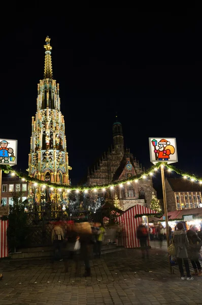 Christkindlesmarkt (Mercado de Navidad) en Nuremberg, Alemania — Foto de Stock