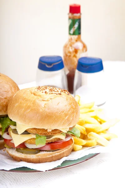 Dikey yakın çekim tavuk tarak Burger