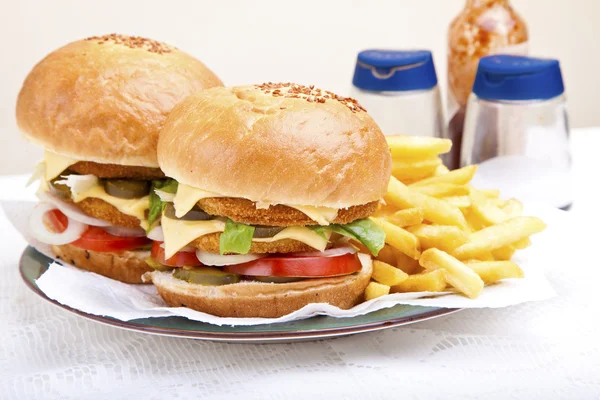 Zwei leckere riesige Chicken-Jakobsmuschel-Burger lizenzfreie Stockbilder