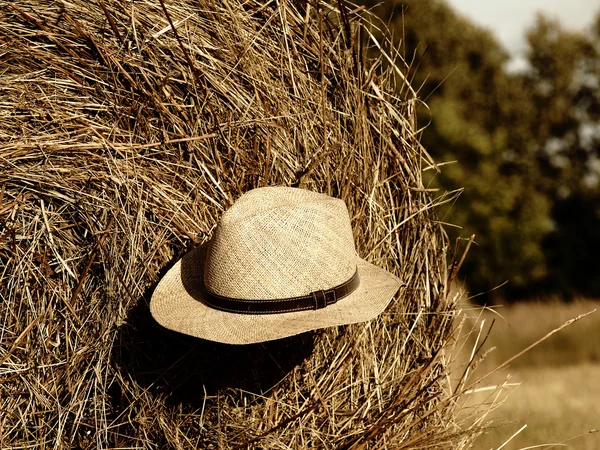 Slaměný klobouk na balíky slámy — Stock fotografie