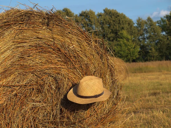 Straw bales with straw hat — Stock Photo, Image