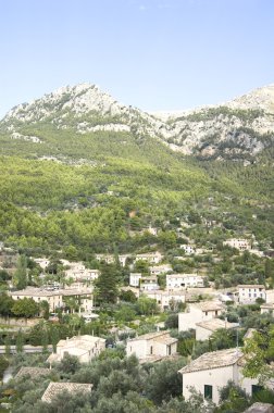 üzerinde küçük bir köy deia, mallorca göster