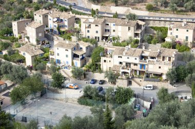 üzerinde küçük bir köy deia, mallorca göster