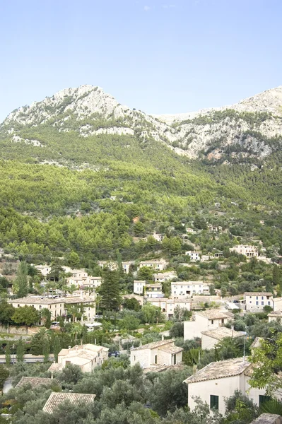Blick auf kleines Dorf deia, Mallorca lizenzfreie Stockbilder