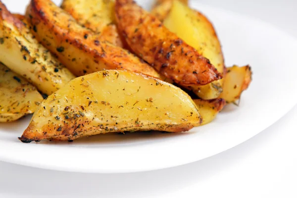 Stekt potatis på en vit tallrik. — Stockfoto