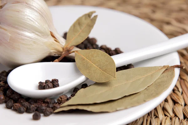 stock image Bay list, garlic and black pepper peas in a white saucer