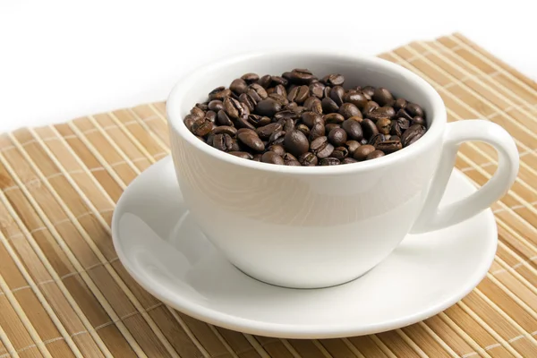 Koffiebonen in een kopje — Stockfoto