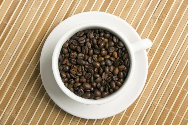Grains de café dans une tasse — Photo
