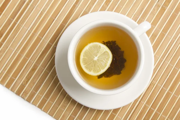 Chá preto com limão em uma xícara branca — Fotografia de Stock