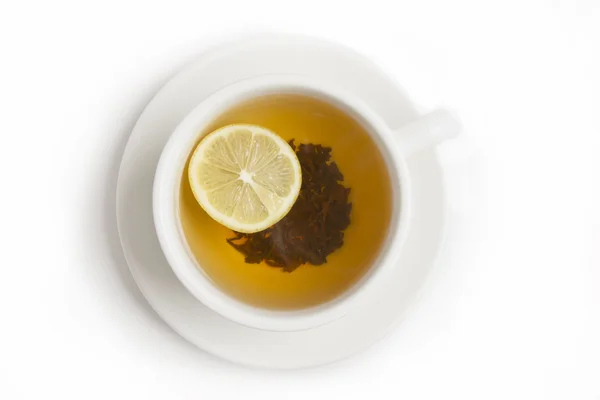 Chá preto com limão em uma xícara branca isolada no fundo branco — Fotografia de Stock