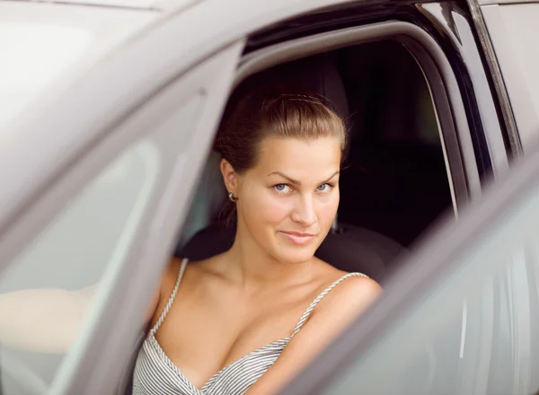 Piękny portret z jej nowego pojazdu — Zdjęcie stockowe