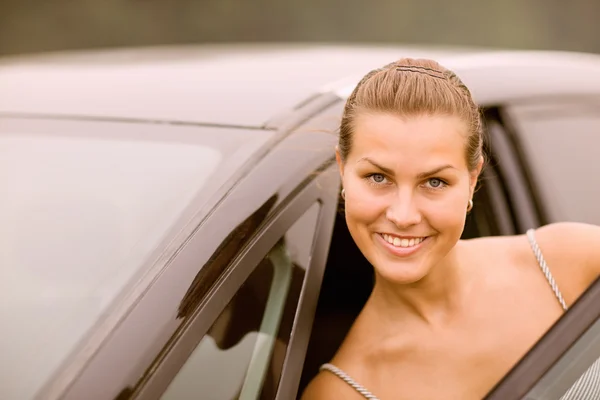 Schönes Mädchenporträt mit ihrem neuen Fahrzeug lizenzfreie Stockbilder
