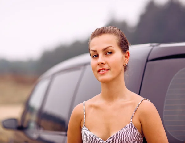 Schönes Mädchenporträt mit ihrem neuen Fahrzeug — Stockfoto