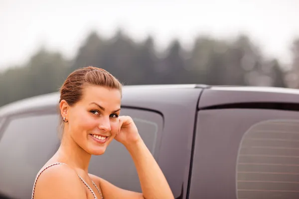 Vacker flicka stående med hennes nya fordon — Stockfoto