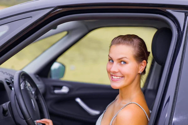 Hermosa chica retrato con su nuevo vehículo — Foto de Stock