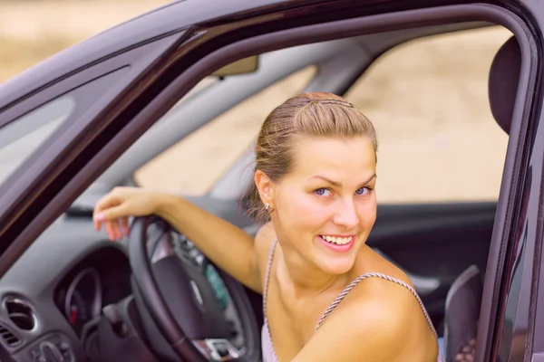 Hermosa chica retrato con su nuevo vehículo —  Fotos de Stock