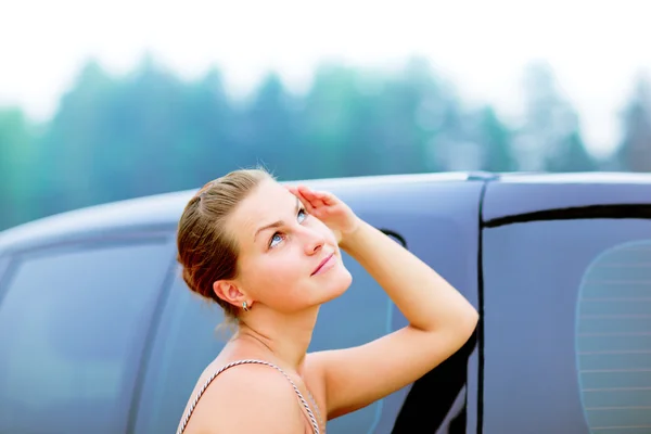 Vacker flicka stående med hennes nya fordon — Stockfoto