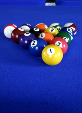 mavi bilardo masasının üzerinde havuz topları