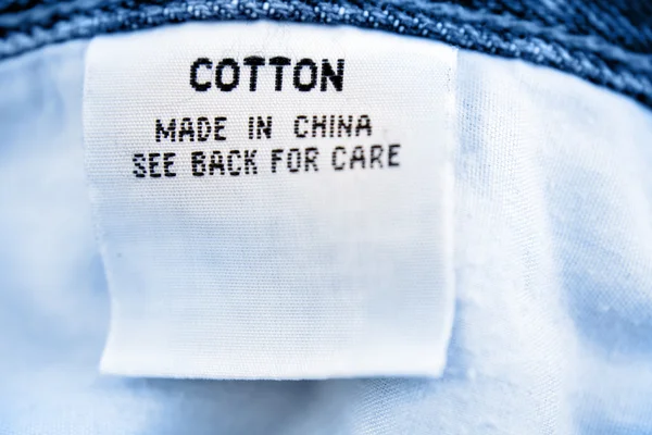 Primer plano de la etiqueta de algodón en la ropa — Foto de Stock