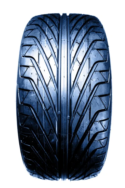 Neumático de automóvil aislado sobre fondo liso — Foto de Stock