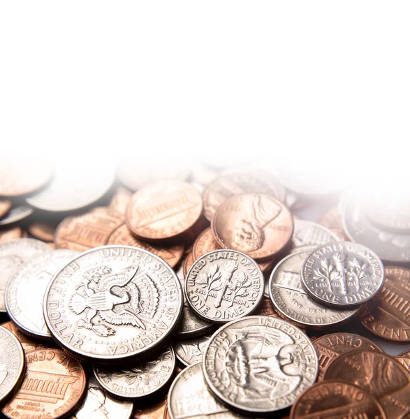 Closeup nejrůznějších amerických mincí na bílém pozadí — Stock fotografie