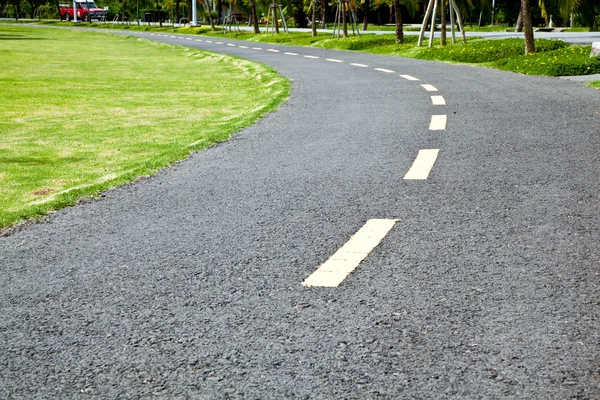 Asphalt way in the park for joggler — Stock Photo, Image