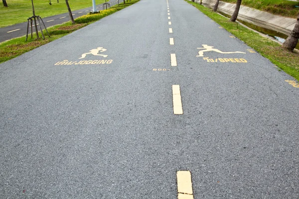 Асфальтовая дорога в парке для бегунов — стоковое фото