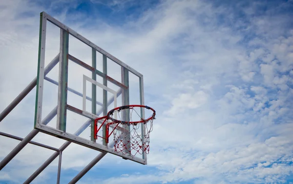 Баскетбольное кольцо и доска на открытом воздухе — стоковое фото