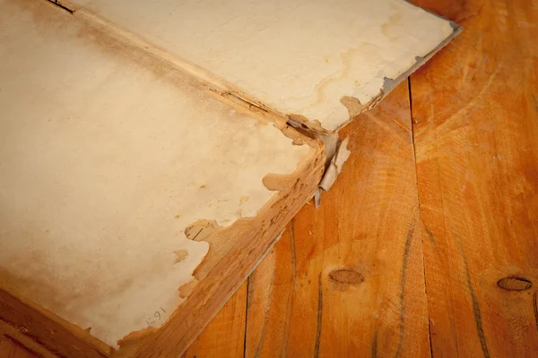 Oude ruïne boek over houten tafel — Stockfoto