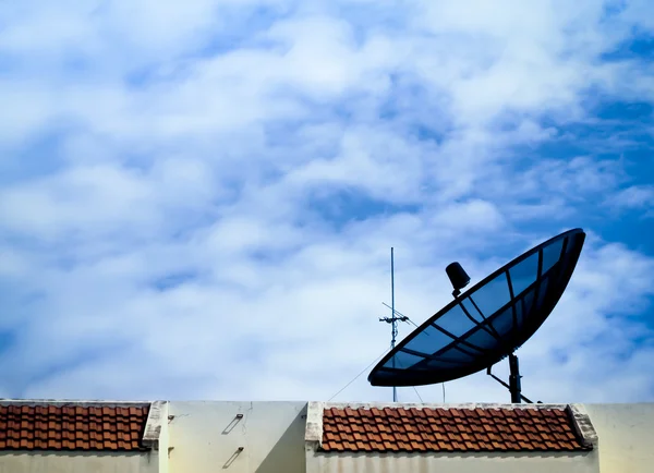 Спутниковое телевидение и голубой фон неба — стоковое фото