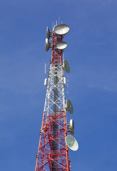 Komunikacji mikrofalowej wieża — Zdjęcie stockowe