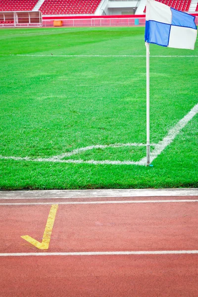 Съемка футбольного поля с угловым флагштоком . — стоковое фото
