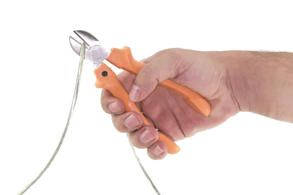 Mão com alicate cortando um arame — Fotografia de Stock
