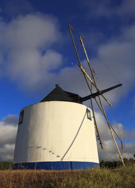 Moulin à vent blanc et bleu — Photo