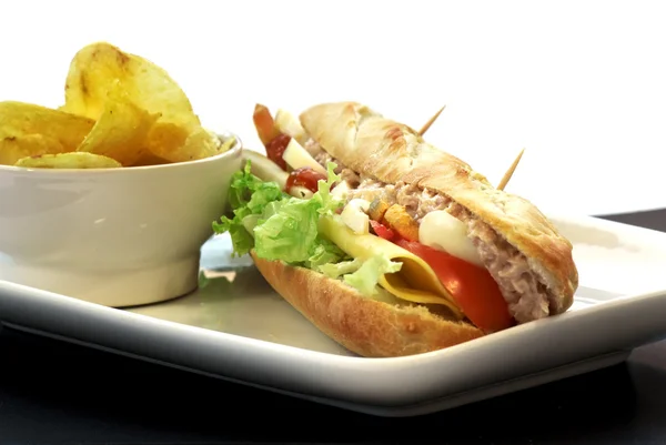Baguette-Sandwich mit Thunfisch, Käse, Ei und Tomate — Stockfoto