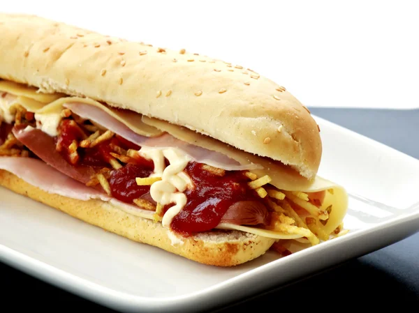 Hot Dog mit Käse und Schinken — Stockfoto