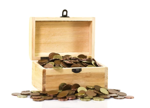 Pecho de madera con monedas — Foto de Stock