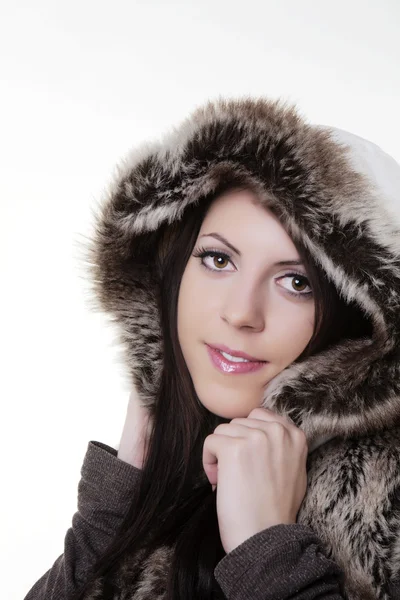 毛皮のコートでの冬の美しさ — ストック写真