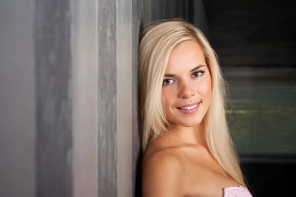 Vacker modell i förförisk rosa underkläder — Stockfoto