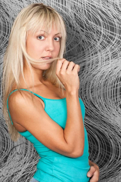 Aantrekkelijke blonde model in blauw shirt — Stockfoto