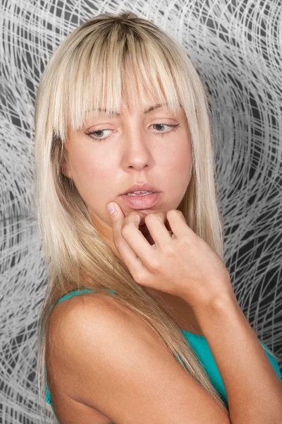 Sinnliches blondes Mädchen mit hübschem Gesicht — Stockfoto